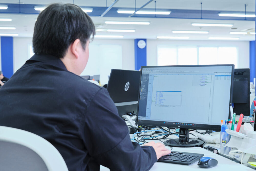 北川グレステックに入社した<br />
理由を教えてください Uターンで新潟で就職しようと考えていたところ、合同説明会を通し北川グレステックを知った。また、HDDなど私たちの身近なものに使われているものを作製する過程の装置に携われ面白そうと感じたため。