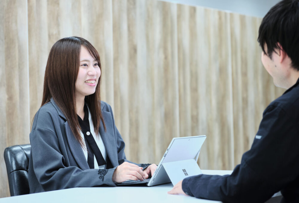 北川グレステックに入社した理由 福利厚生がしっかりしているので今後のライフスタイルが変わった時にも安心して働いていけそうだと感じたからです。入社前に社内見学をさせて頂いた際、社内の雰囲気が明るく感じた点も理由のひとつです。